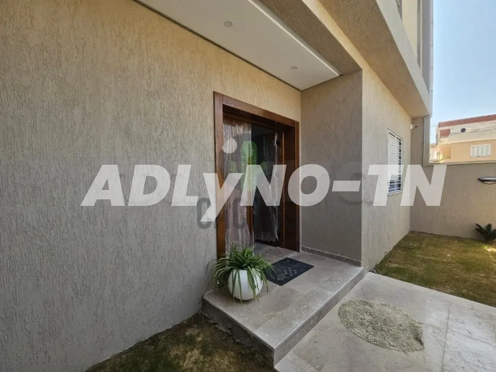 À vendre : Villa de 275 m² sur un terrain de 205 m² à Beni Khiar .