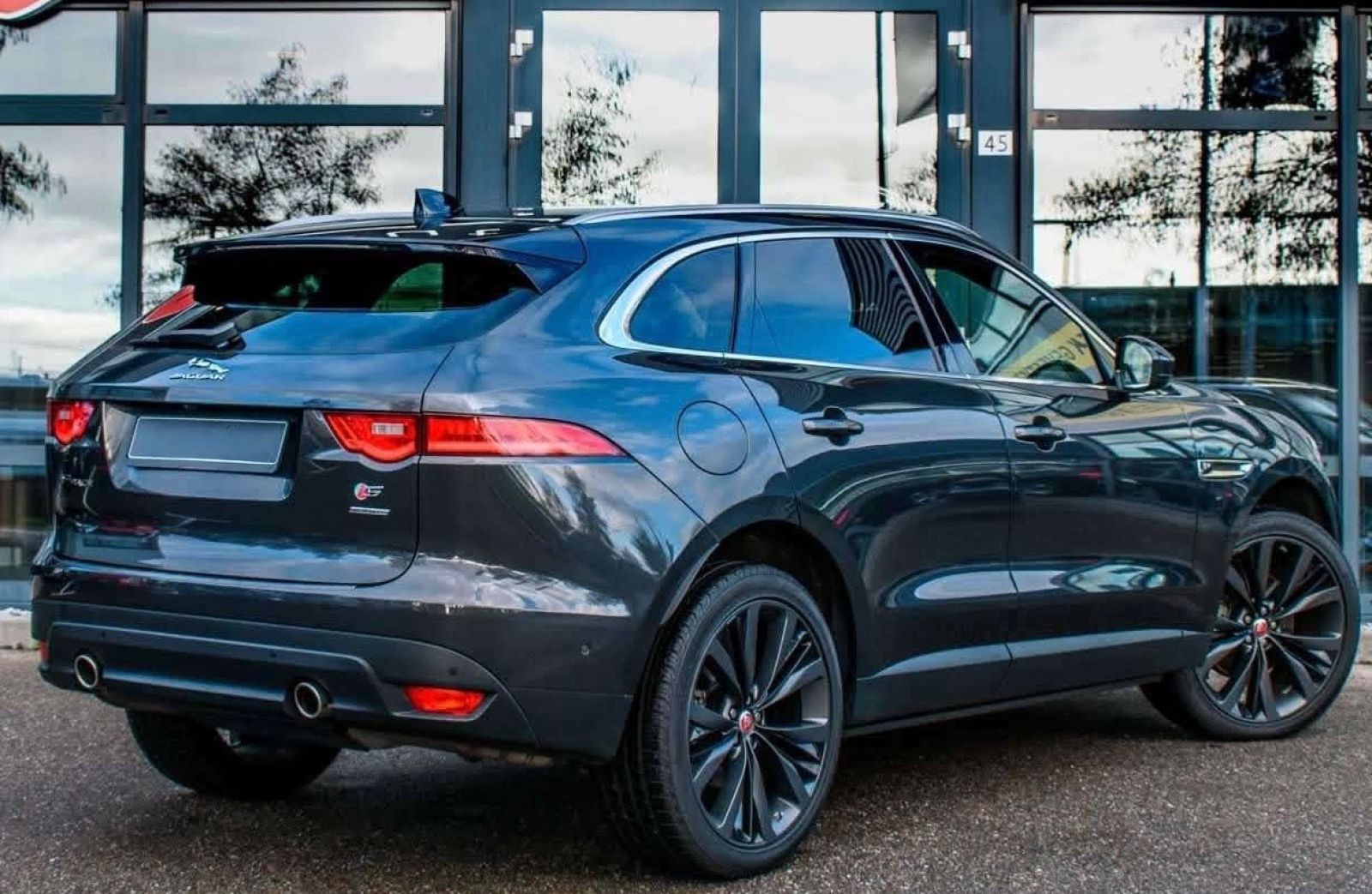 Jaguar F-Pace R_Dynamic