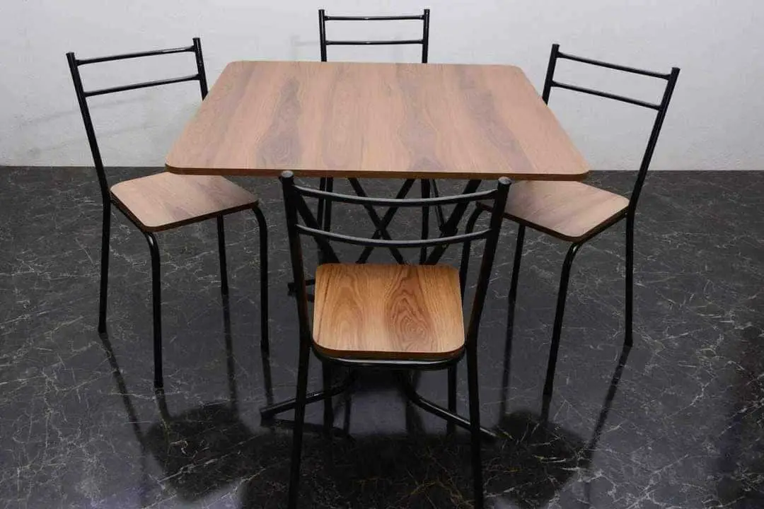  Table pliable avec 4 chaises 