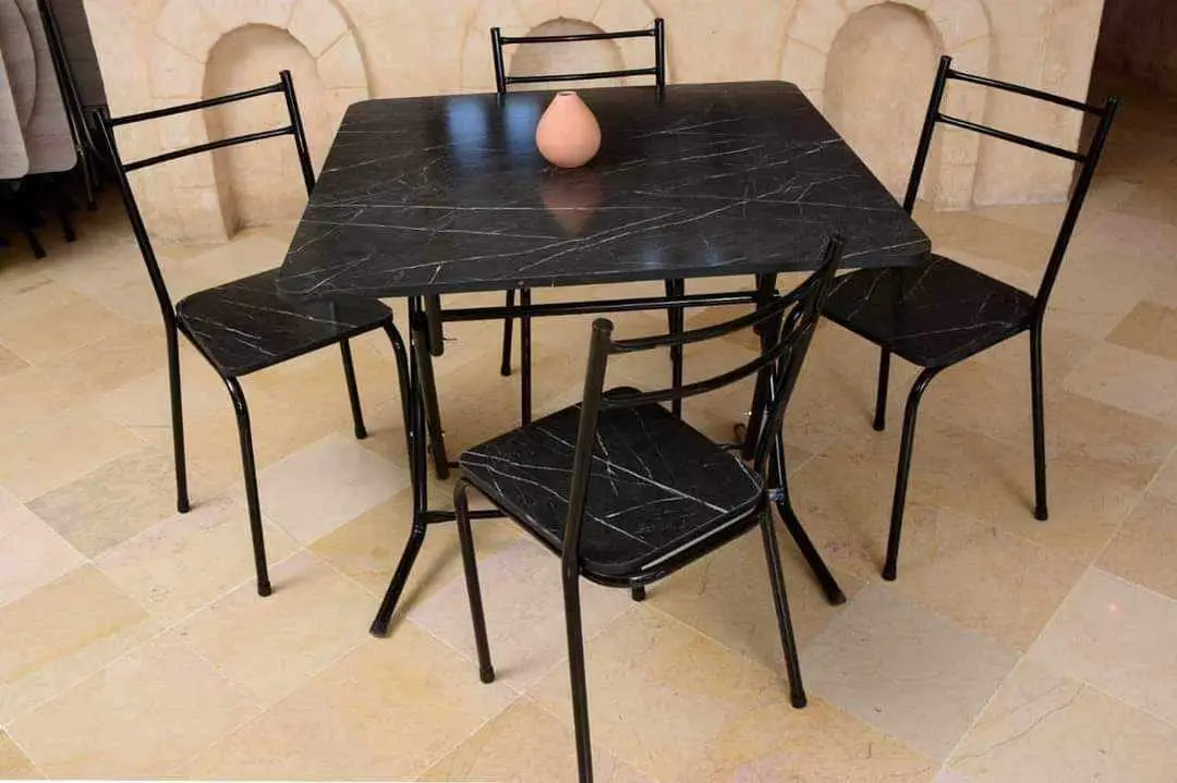  Table pliable avec 4 chaises 