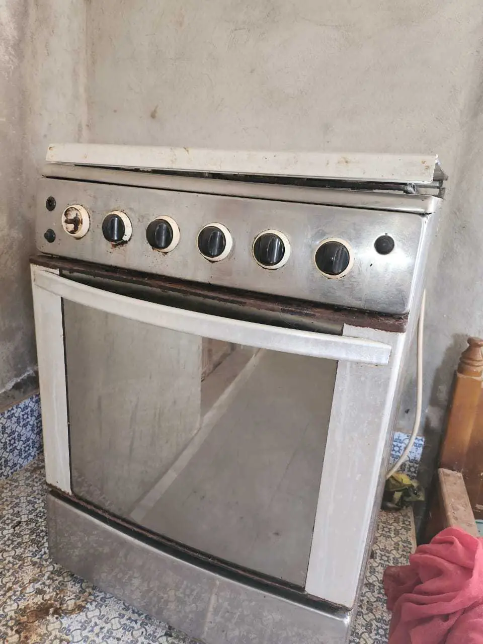  Frigidaire et gaz w ghassela w 2 four bl dhaww 