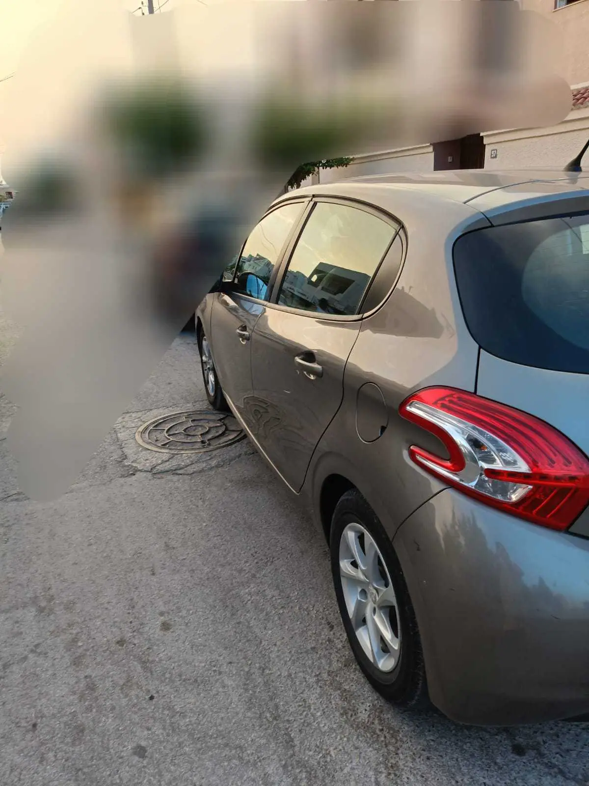  A vendre Peugeot 208 en très bonne état 