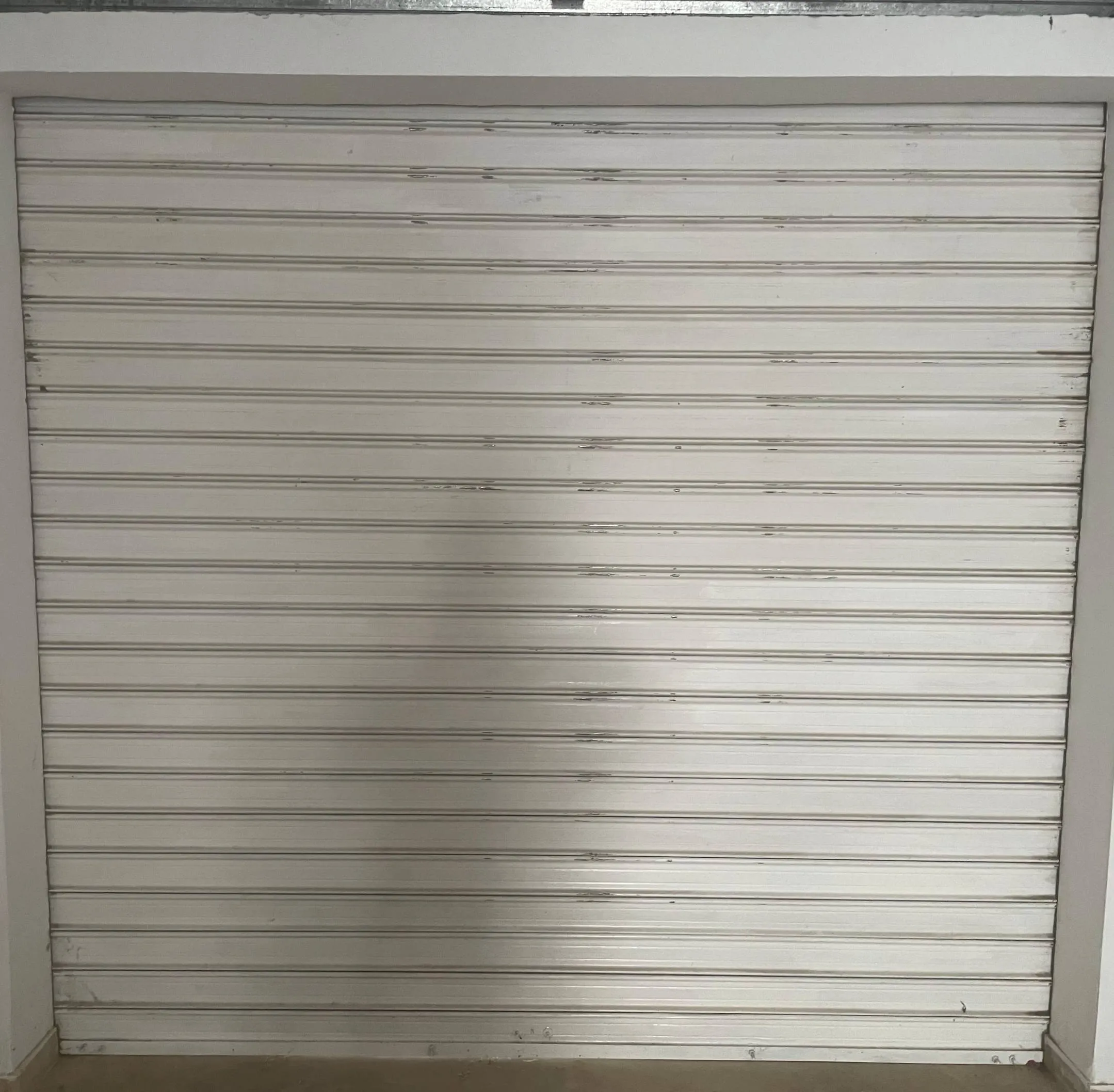  À VENDRE: Porte de garage enroulable avec moteur en bon état 