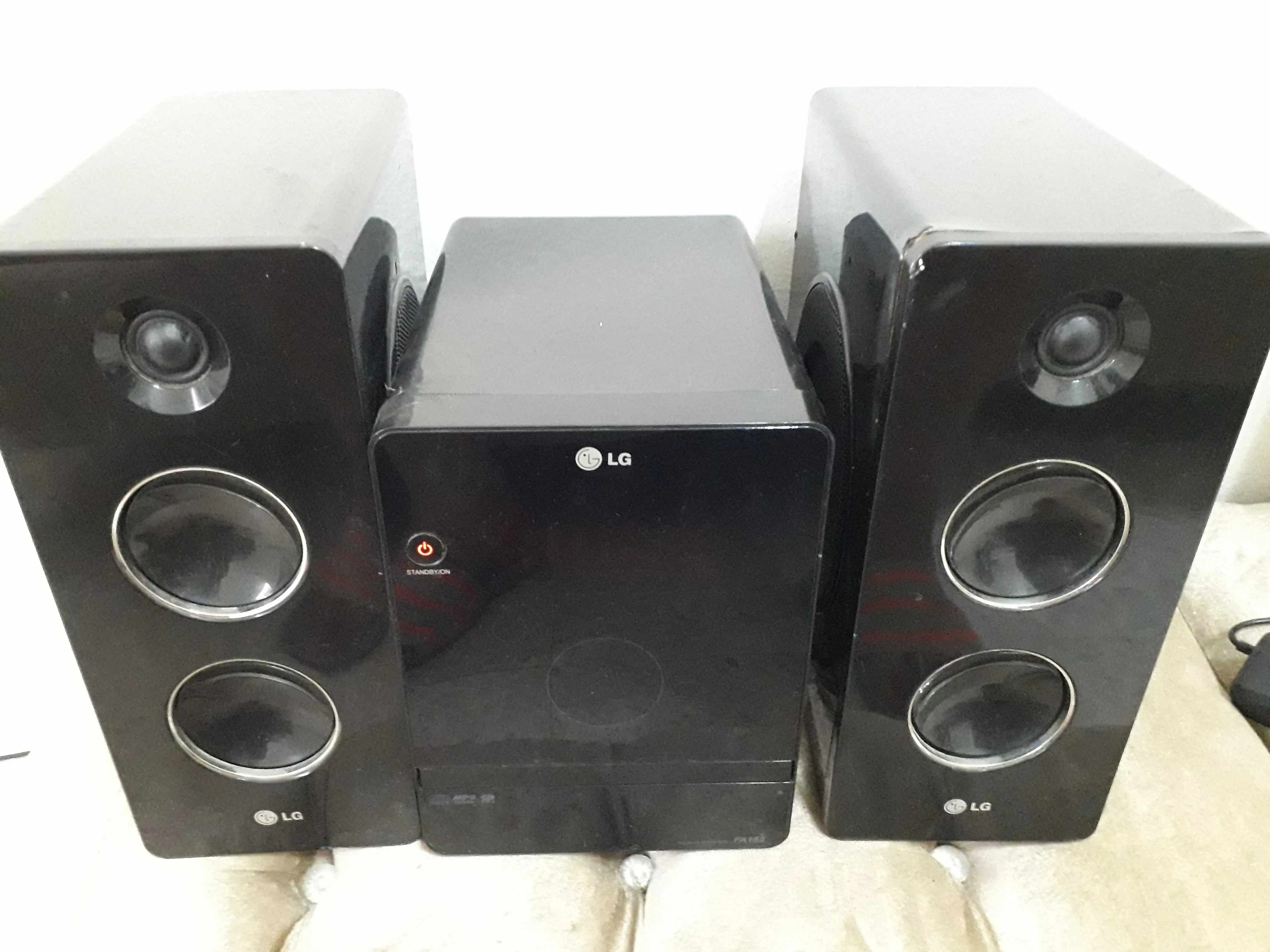  Hi Fi lg 6 baffles et un base 