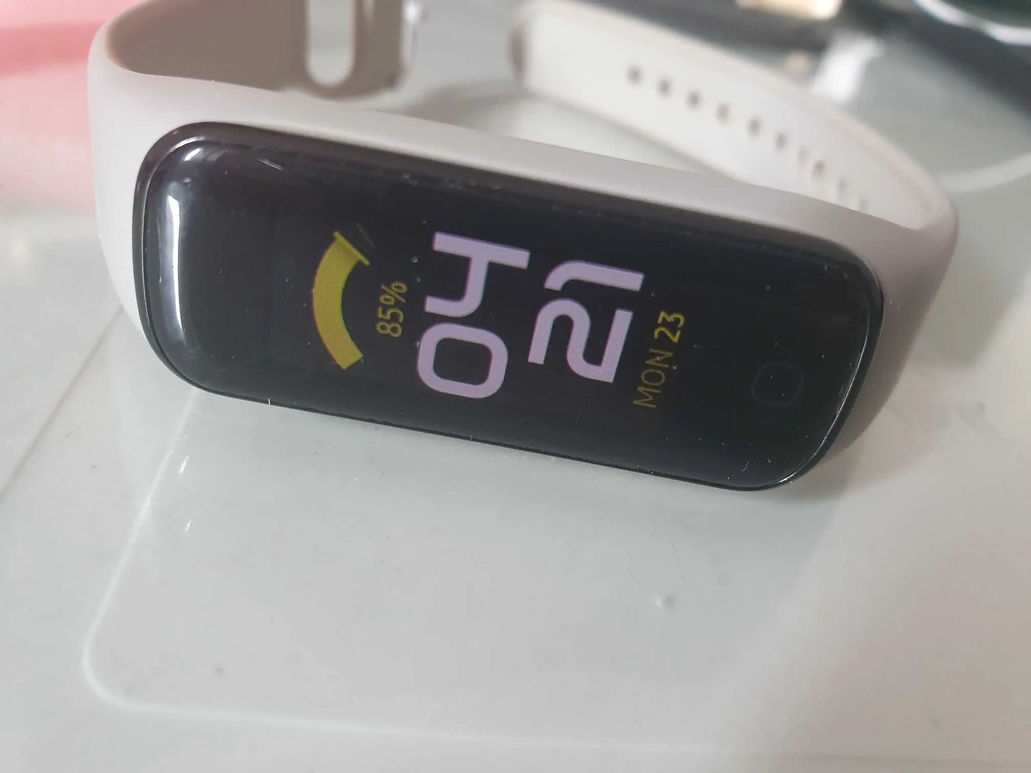  Samsung Galaxy Fit 2 en bon etat + 2eme bracelet neuf 