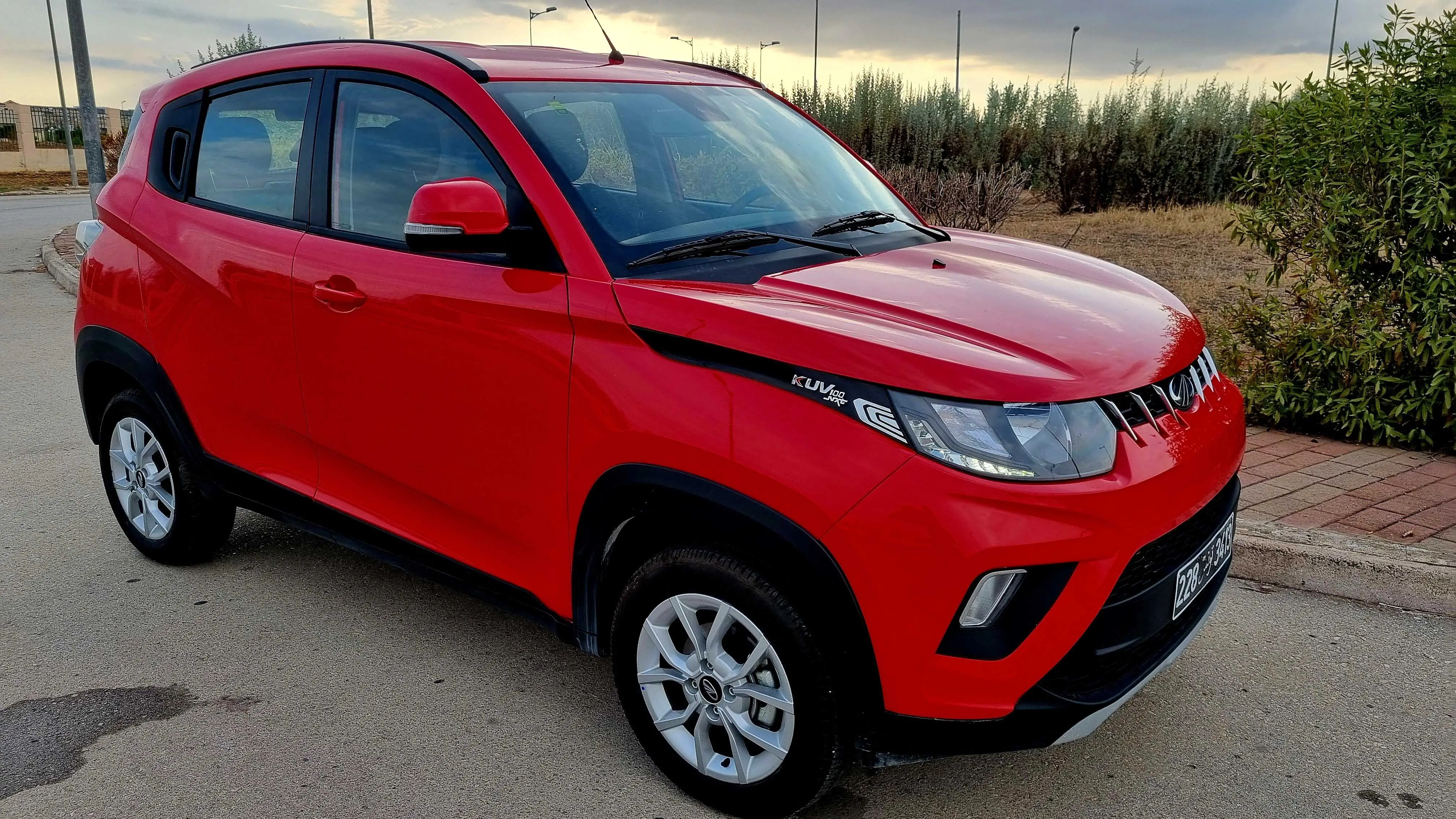  Mahindra kuv 100 k6+ [340 km ] 