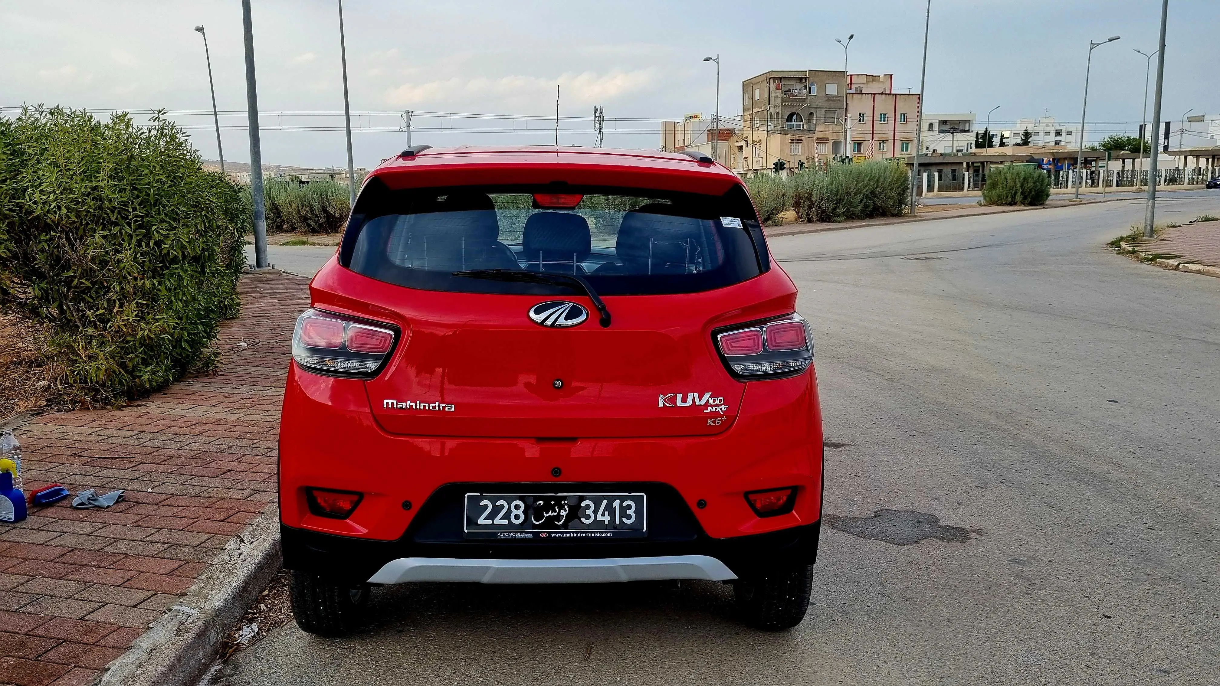  Mahindra kuv 100 k6+ [340 km ] 