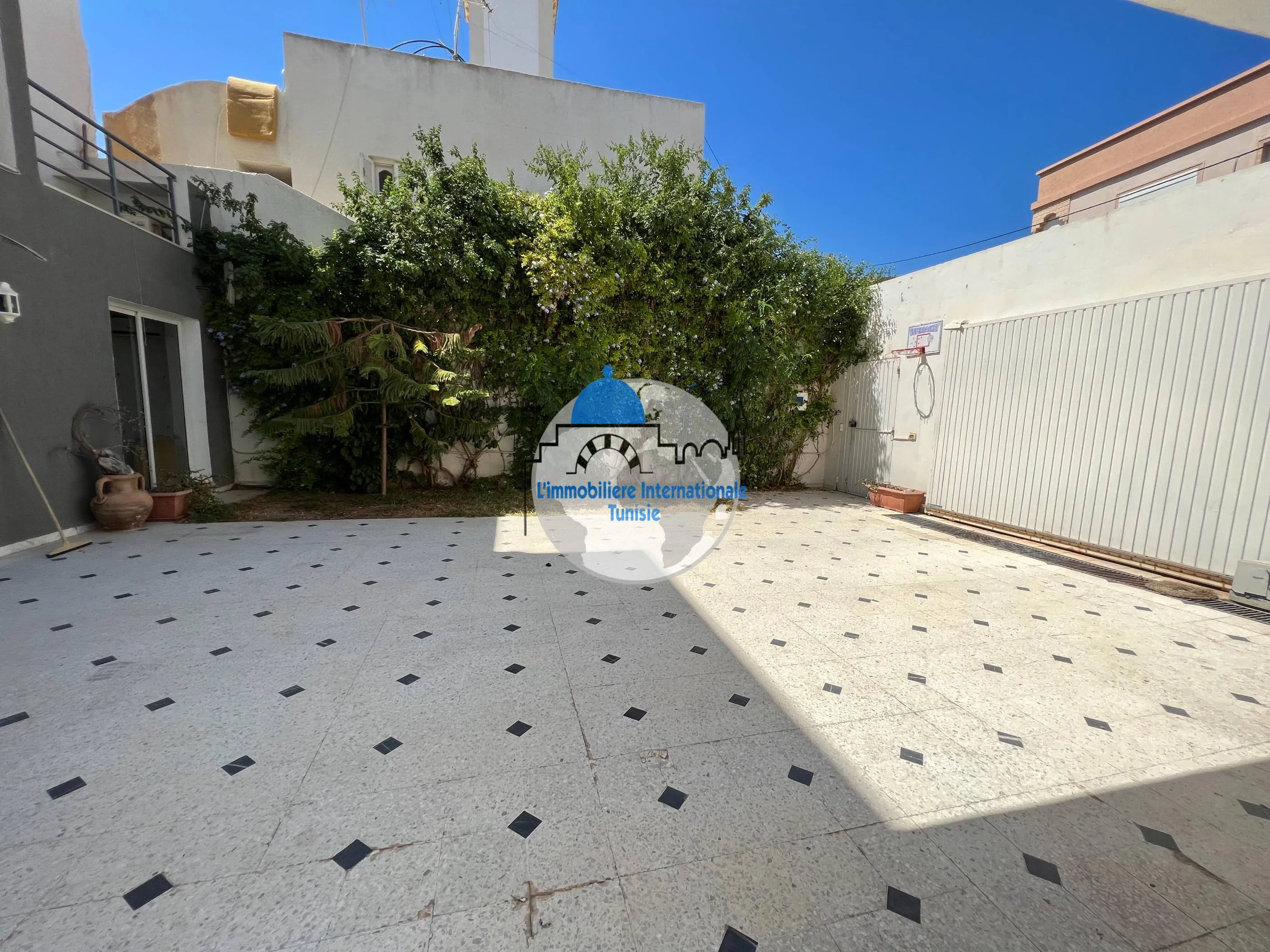  A vendre une villa à Khzema Ouest 