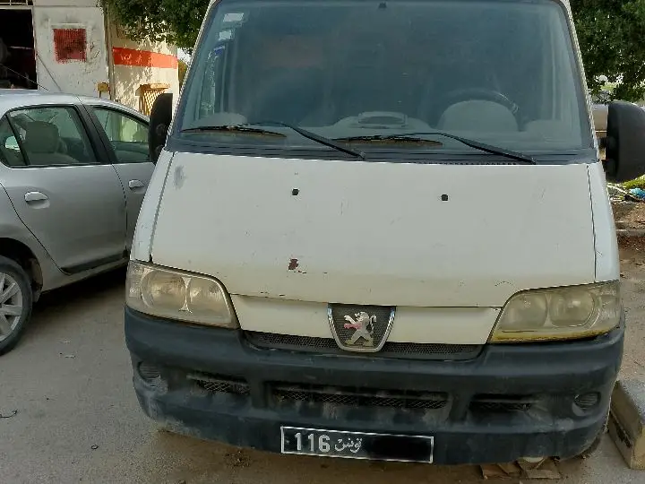  MAHINDRA XUV 300 ( Malle ; Parechoc et sous Parechoc arrière ; Feu anti - brouillard arrière Pièce d'origine 