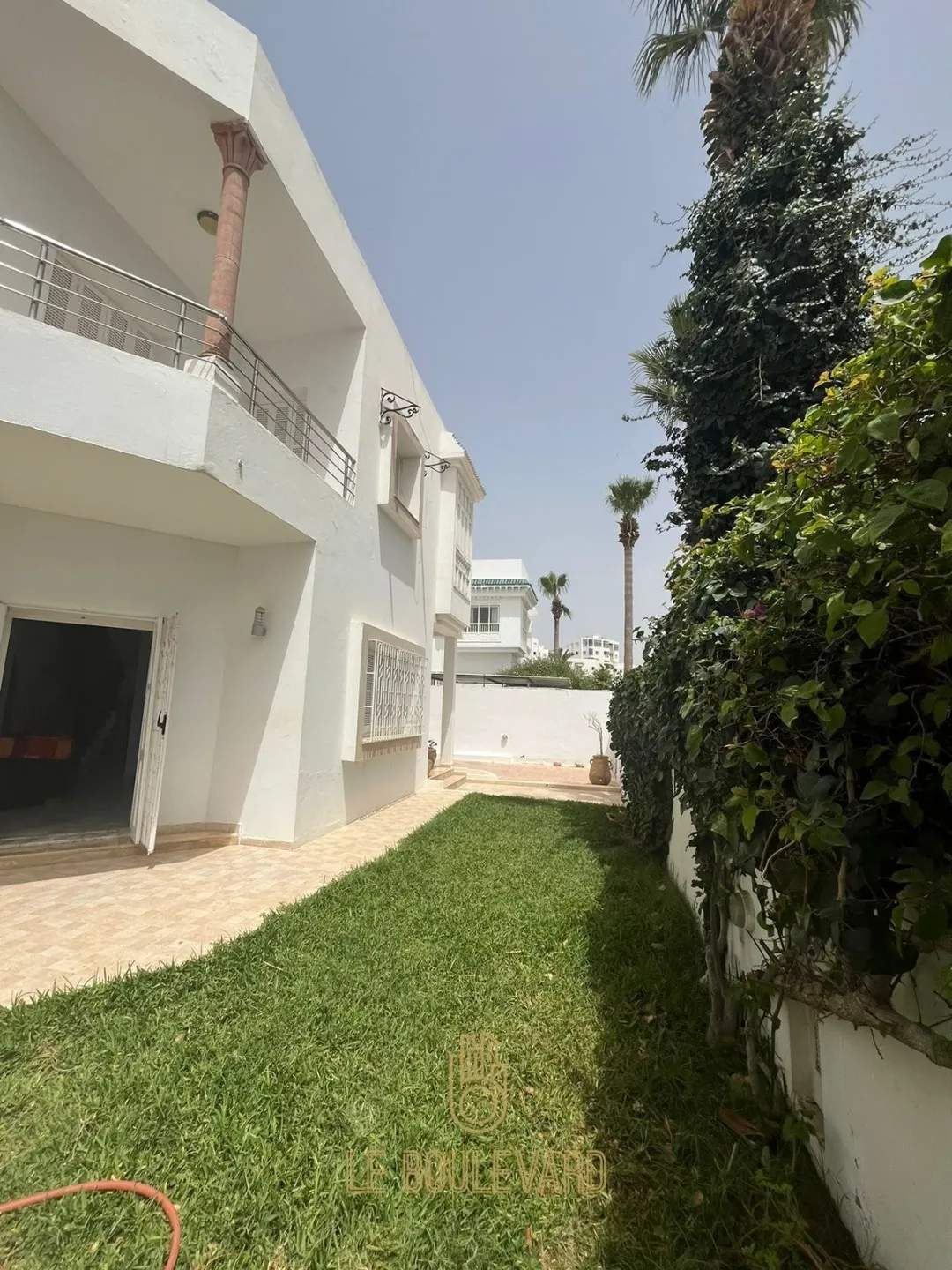  A Vendre Villa Duplex S+5 Avec Piscine à Mrezge, Hammamet Nord 