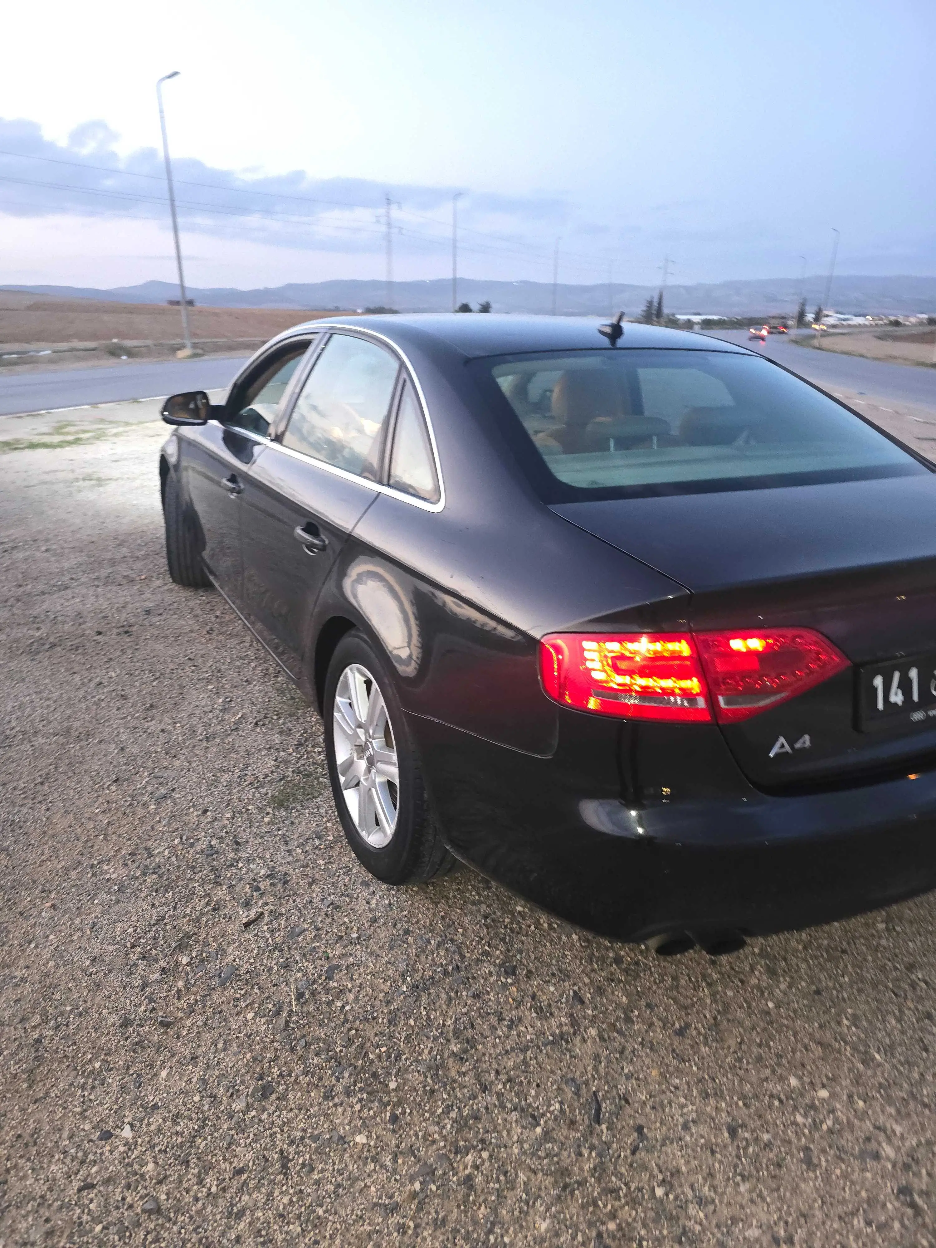  Une belle audi A4 essence d'une femme en bonne etat 