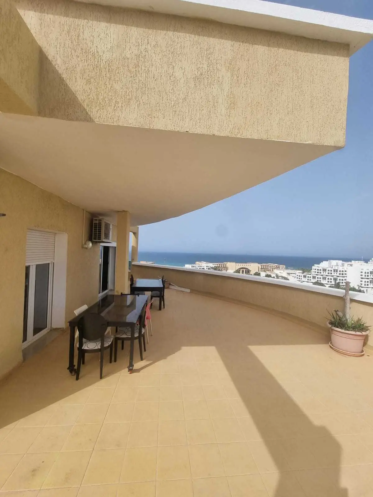  Appartement s3 avec grand terrrace par nuit à sousse zone touristique 