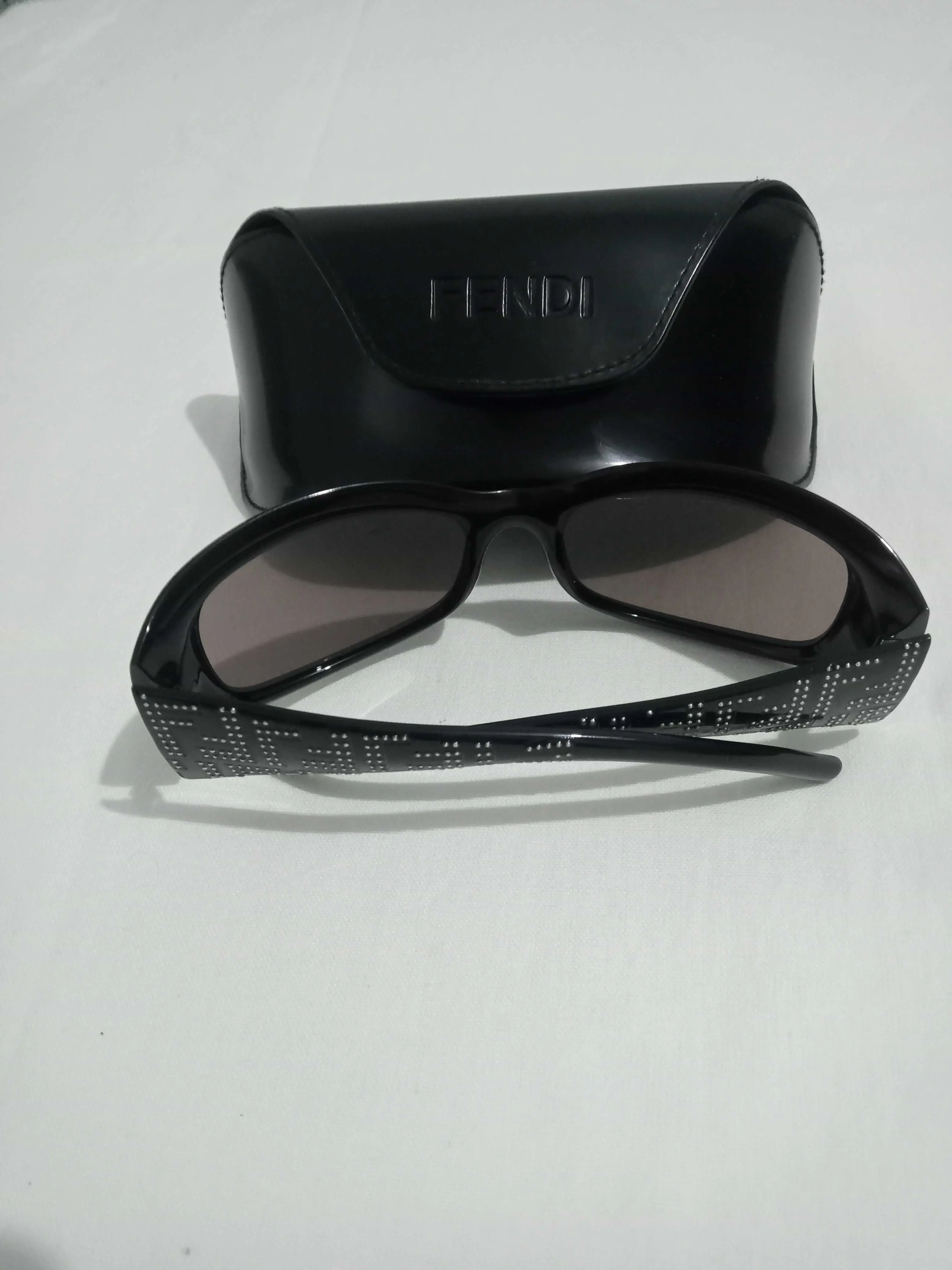  Lunette de soleil fendi pour femme marque de luxe. 