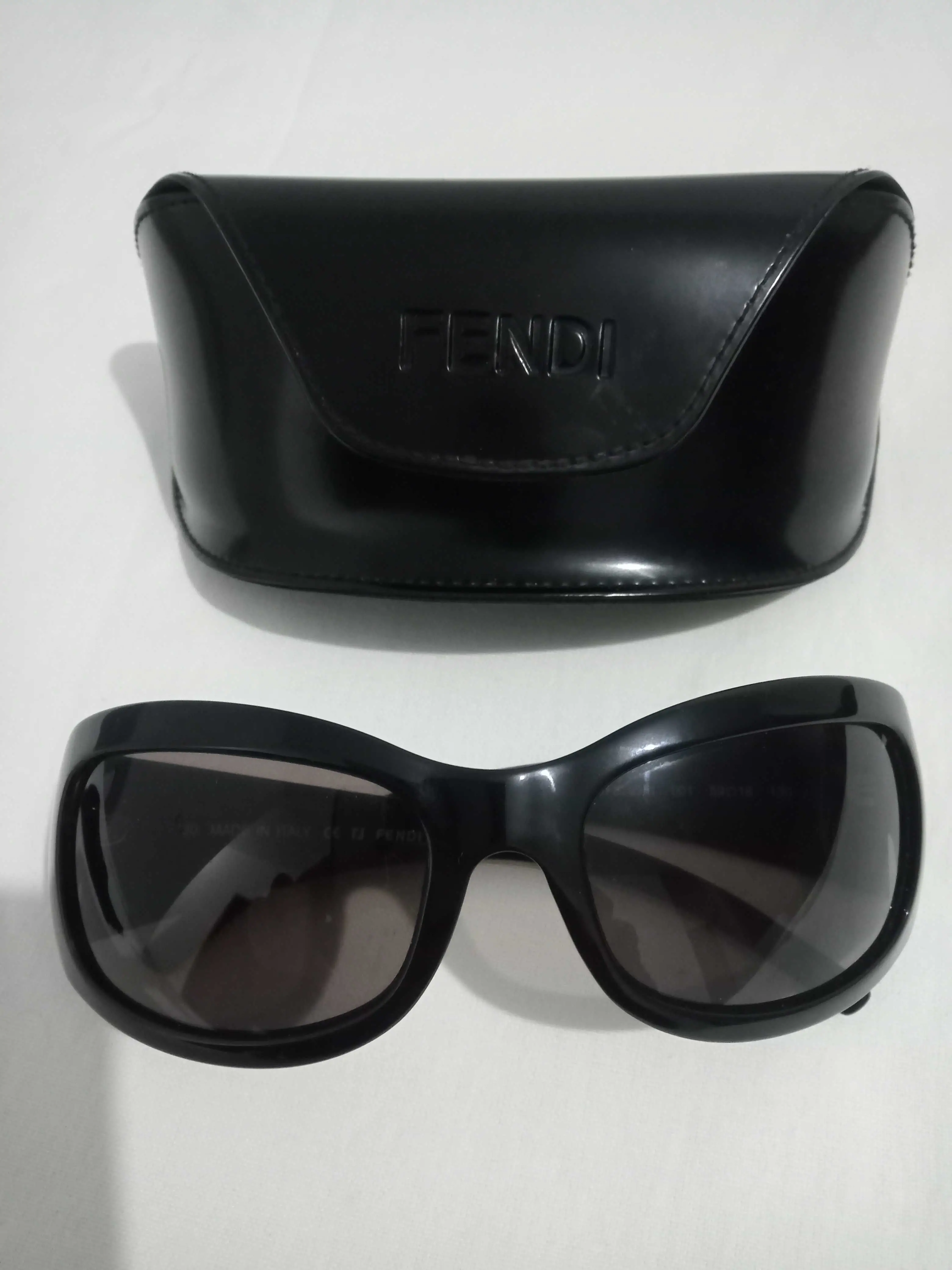  Lunette de soleil fendi pour femme marque de luxe. 