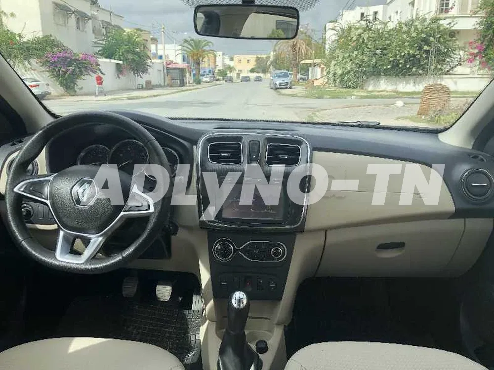 Femme directrice vend Renault Symbol 3 élégance année 2019