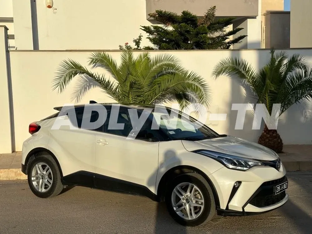 A vendre toyota Chr Tt option première main avec carnet d’entretien. voiture comme neuf