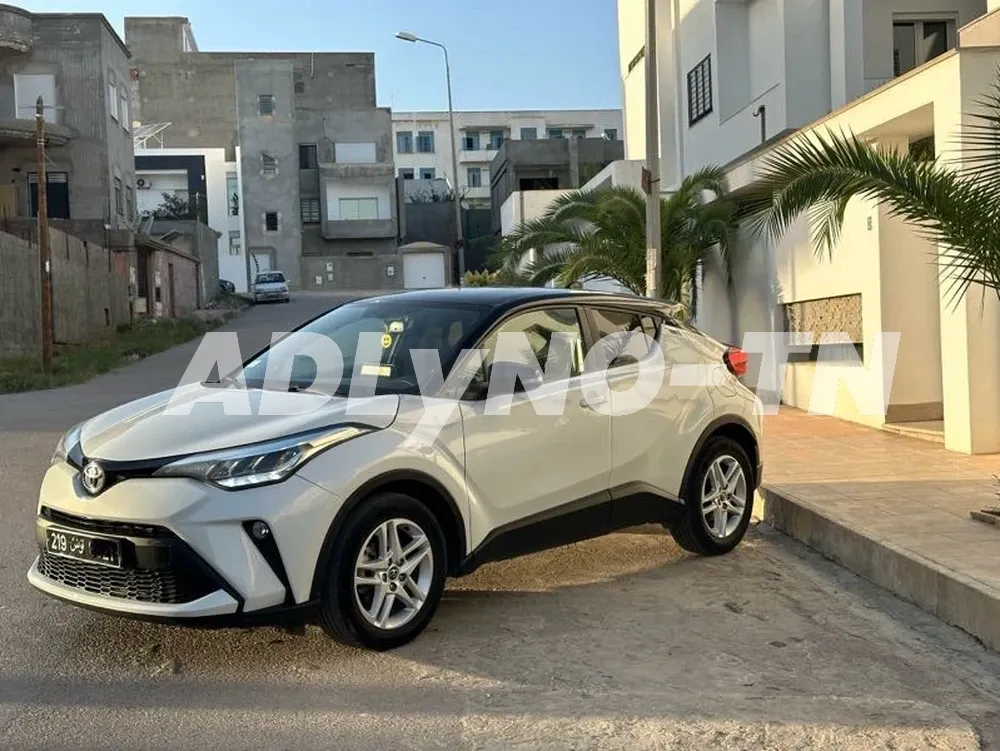 A vendre toyota chr Tt option première main avec carnet d’entretien . voiture ètat parfait comme neuf