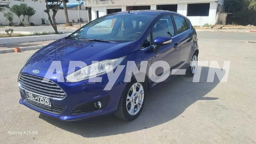 FORD FIESTA TETANIUM PREMIÈRE MAIN TRÈS PROPRE