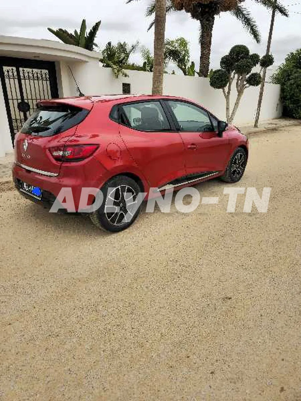 Clio 4 dynamique 1 er main modele 08/2015 154000 km certifiee avec carnet d entretient chaque entretient a l apuie 5 cv 4 cylindre moteur symbol tt options climatiseur electronic en marche abs fermiture central bouton start/stop ecranc tactil retrovisurs 