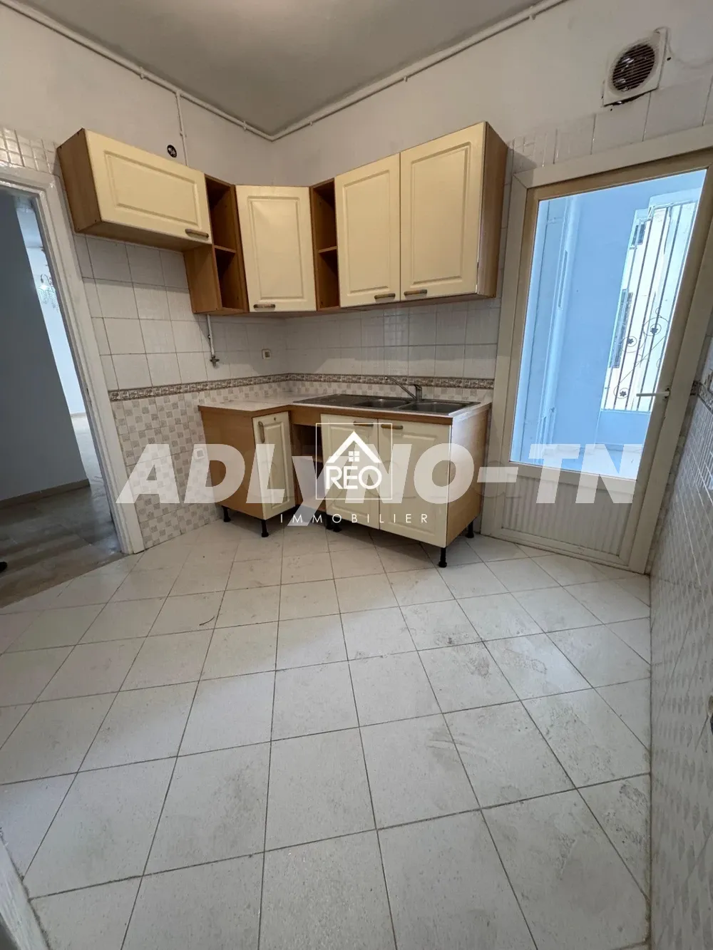 A Vendre : Un appartement S+2, Situé à Cité Wahat