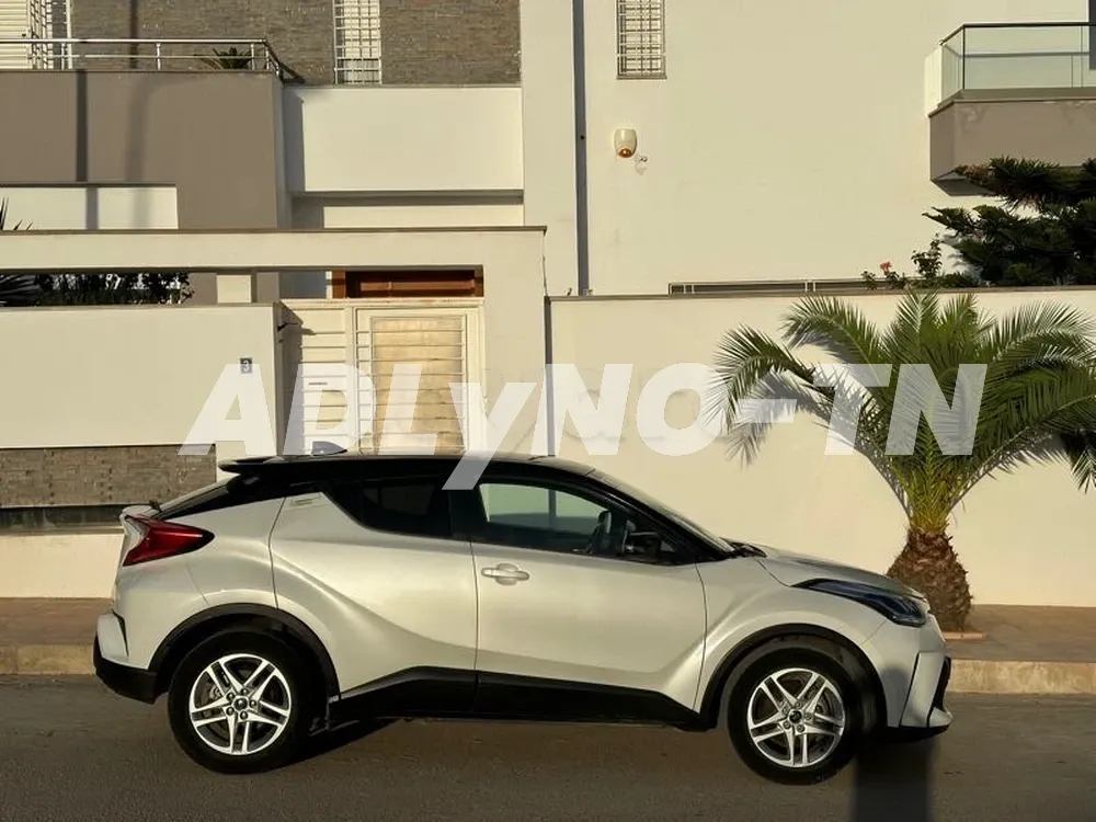 A vendre toyota Chr Tt option première main avec carnet d’entretien. voiture comme neuf