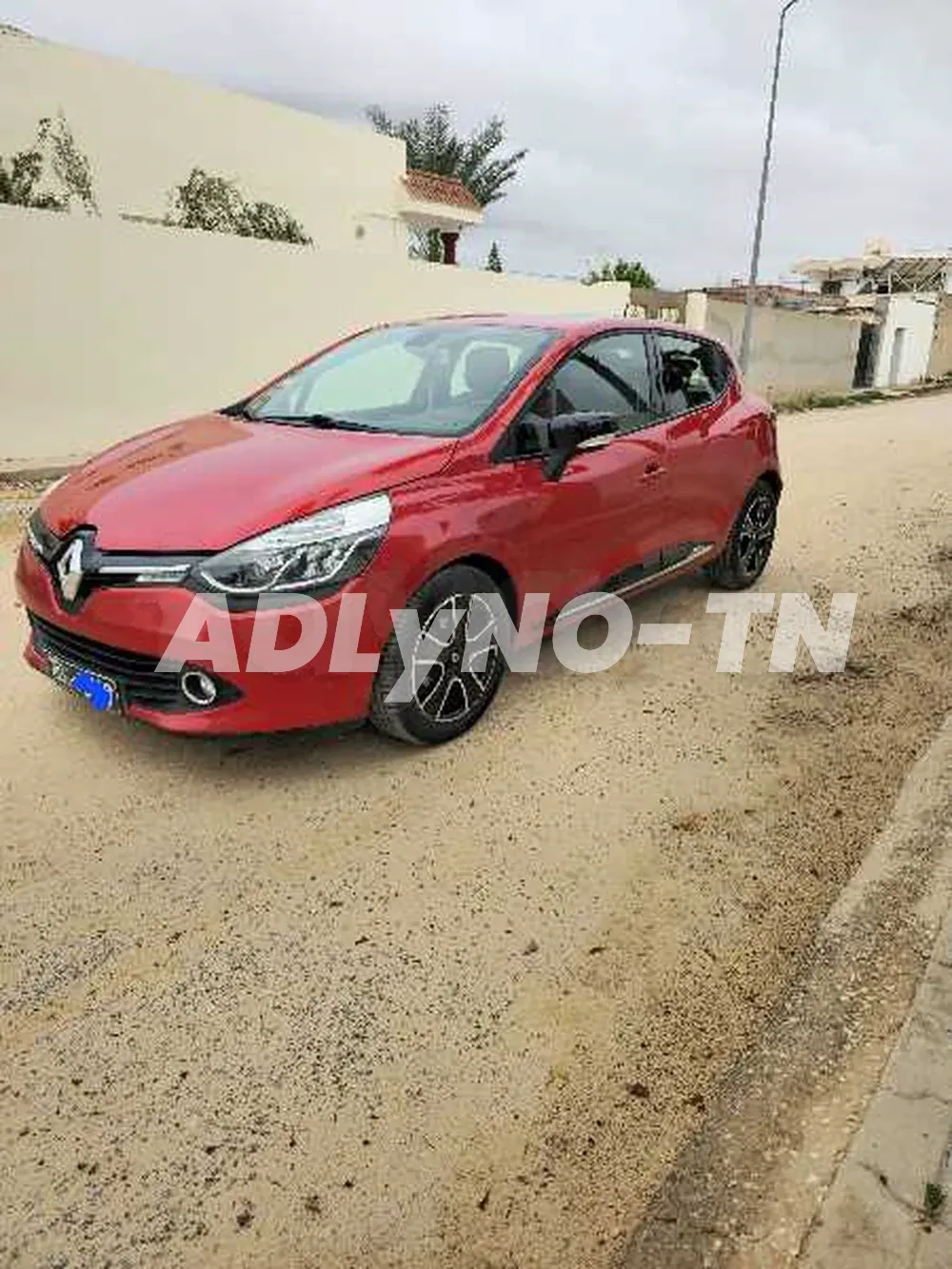 Clio 4 dynamique 1 er main modele 08/2015 154000 km certifiee avec carnet d entretient chaque entretient a l apuie 5 cv 4 cylindre moteur symbol tt options climatiseur electronic en marche abs fermiture central bouton start/stop ecranc tactil retrovisurs 