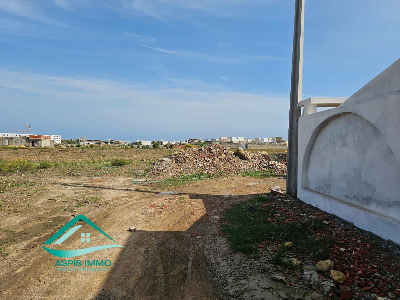 la marsa bhar lazreg pas loin de soukra sidi Fraj. A vendre villa trés haut standing sur un seul niveau