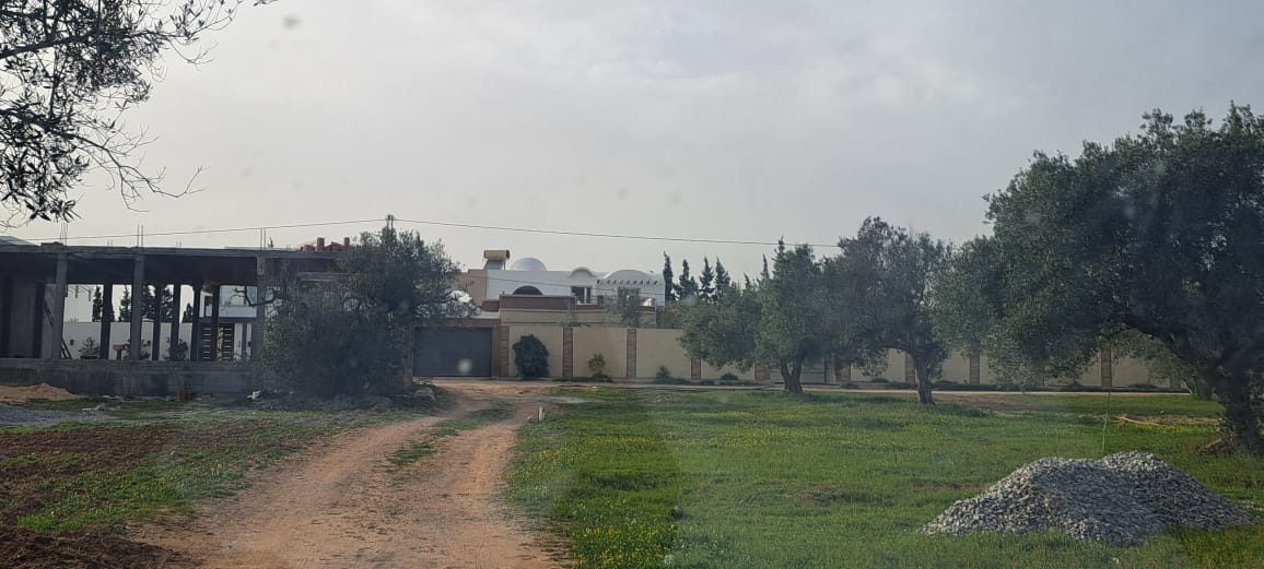  villa s+4 hauts standing avec piscine située à kharrouba hammamet nord 