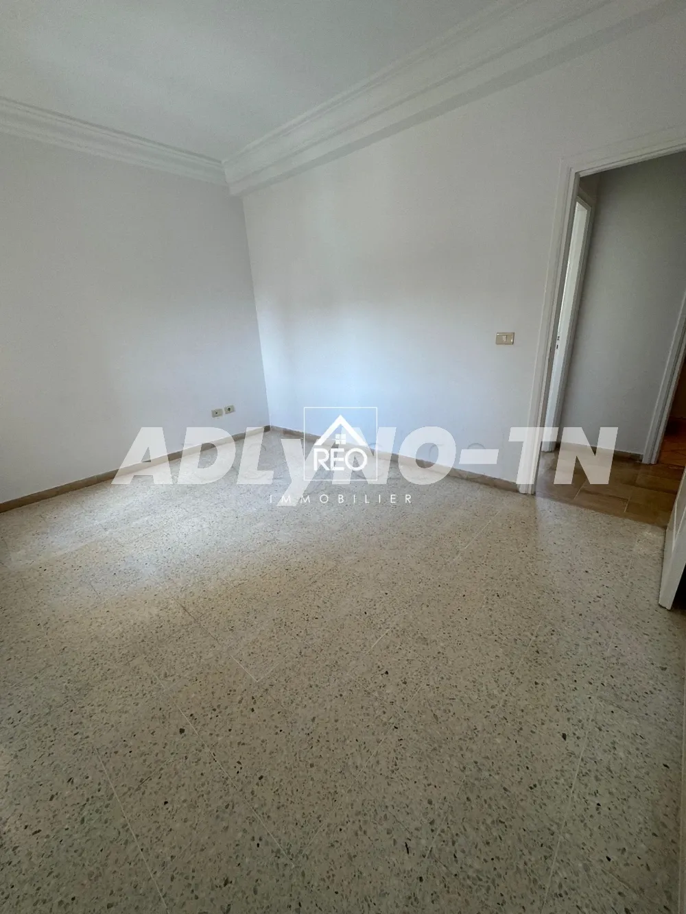 A Vendre : Un appartement S+2, Situé à Cité Wahat