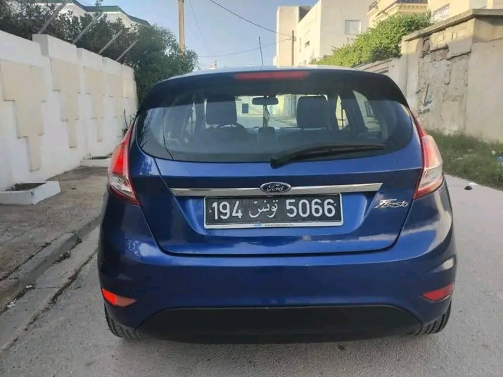 FORD FIESTA TITANIUM PREMIÈRE MAIN TRÈS PROPRE