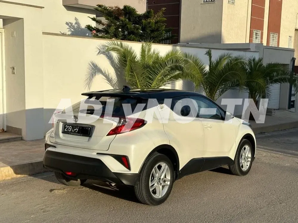 A vendre toyota Chr Tt option première main avec carnet d’entretien. voiture comme neuf