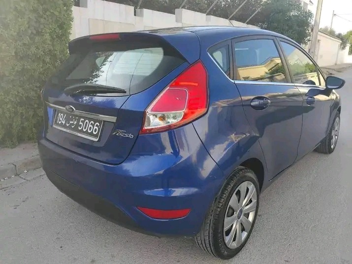 FORD FIESTA TETANIUM PREMIÈRE MAIN EN EXCELLENT ÉTAT