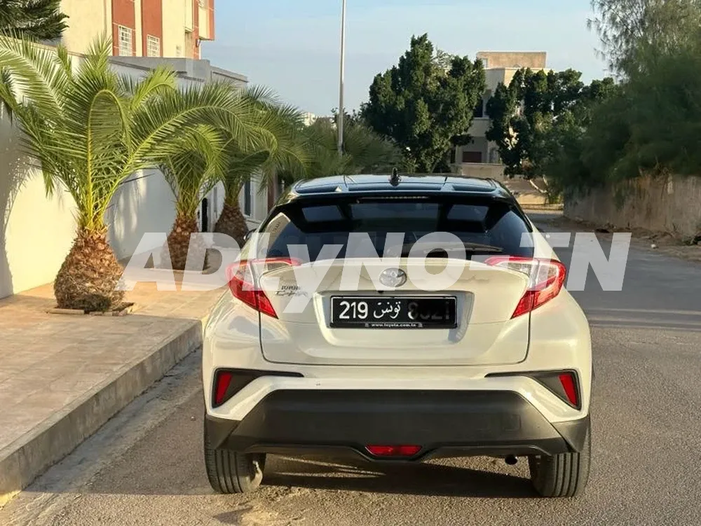 A vendre toyota chr Tt option première main avec carnet d’entretien . voiture ètat parfait comme neuf