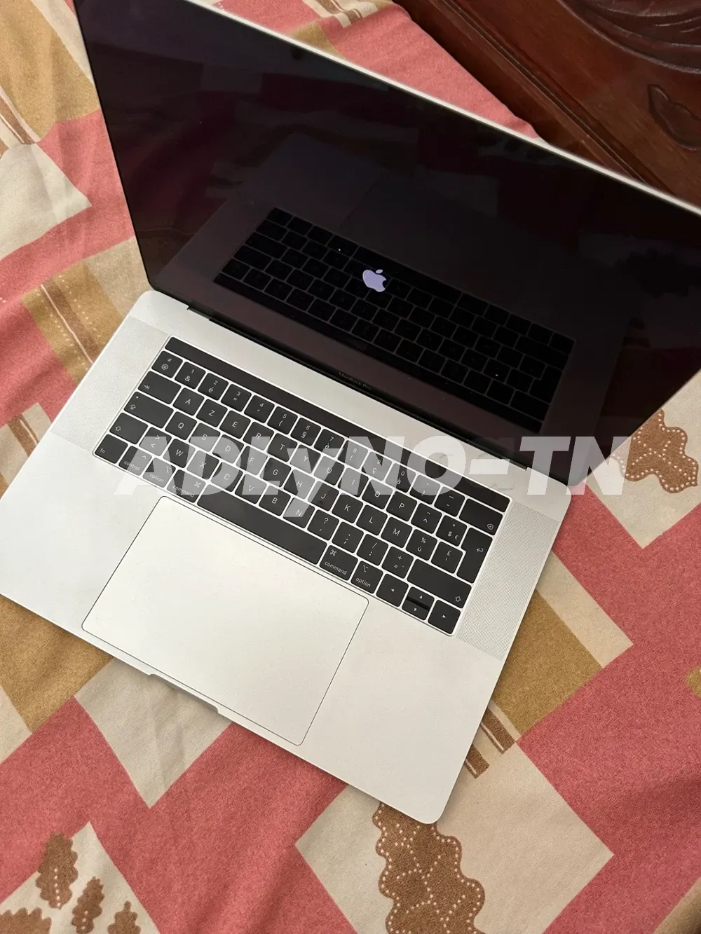 MacBook Pro 2018 i7 6 cœurs 15pouces 16gram 500g SSD avec touchbar en très bon état aucun défaut jamais réparé officiel avec facture et garantie et chargeur prix 2600d Tel 20172643