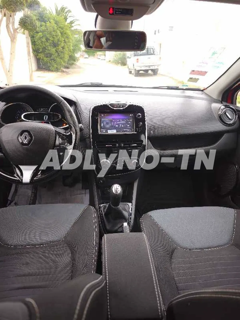 Clio 4 dynamique 1 er main modele 08/2015 154000 km certifiee avec carnet d entretient chaque entretient a l apuie 5 cv 4 cylindre moteur symbol tt options climatiseur electronic en marche abs fermiture central bouton start/stop ecranc tactil retrovisurs 