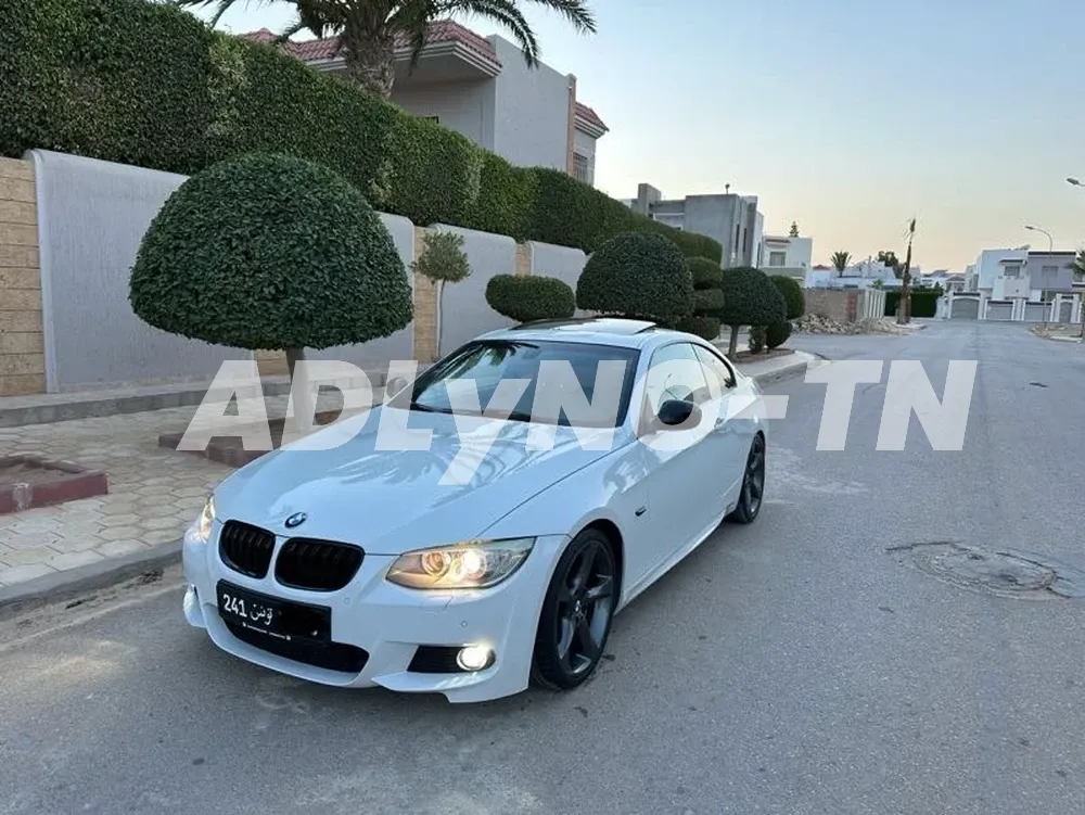 bmw serie 320i coupé e92 restylé phase 2 kit M// état irréprochable