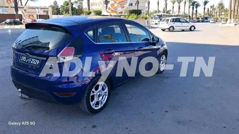 FORD FIESTA TETANIUM PREMIÈRE MAIN