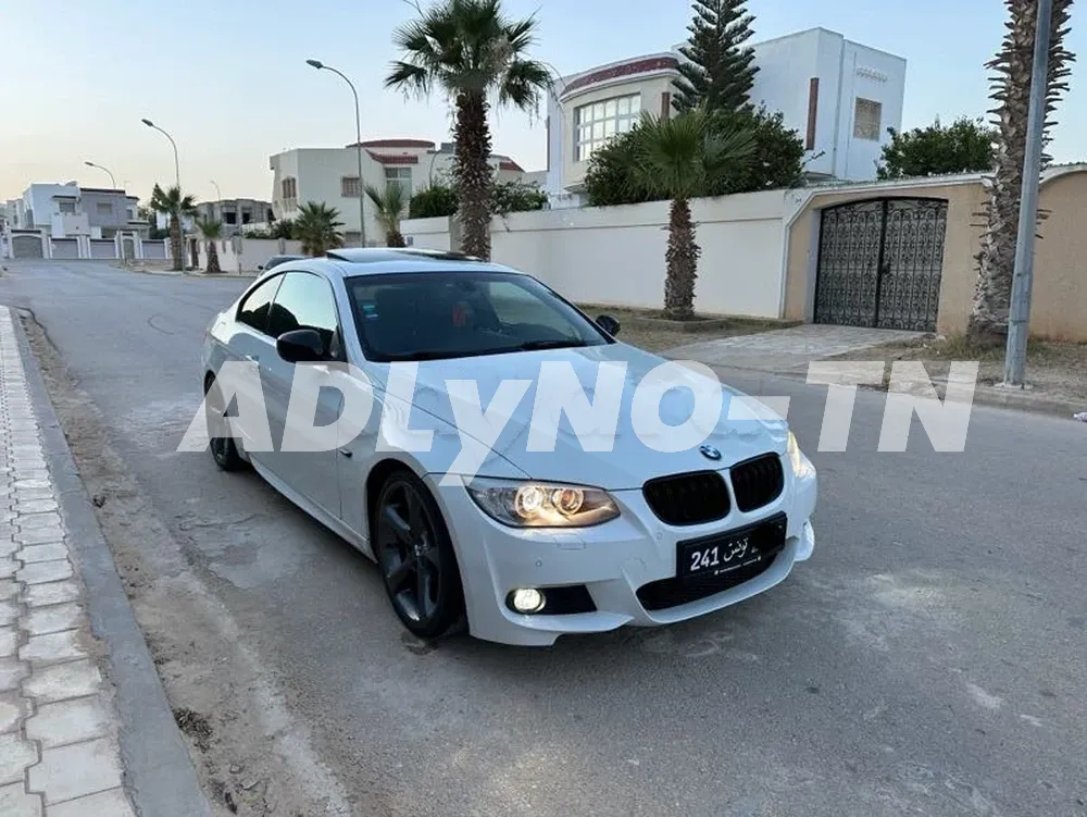 bmw serie 320i coupé e92 restylé phase 2 kit M// état irréprochable