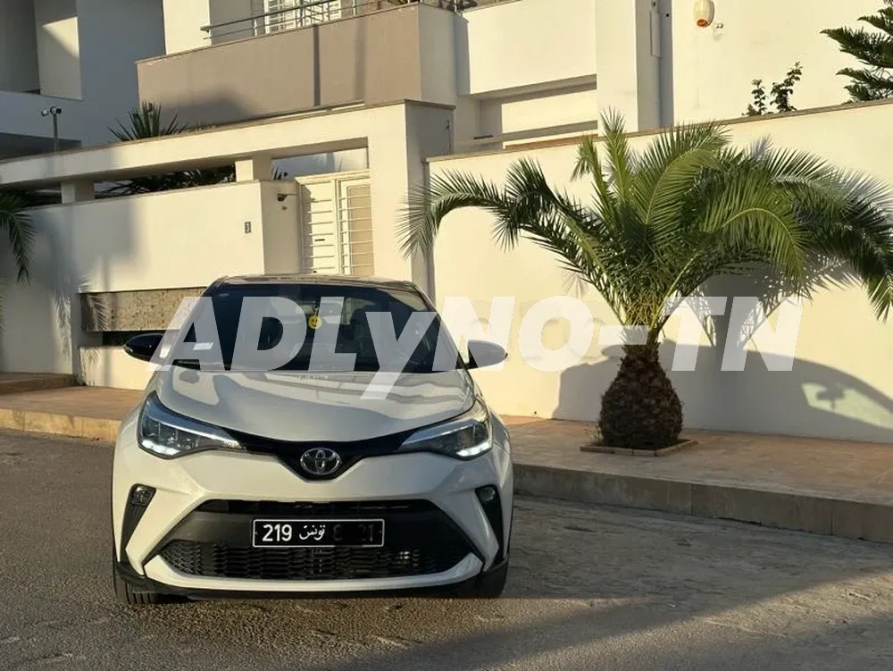 A vendre toyota chr Tt option première main avec carnet d’entretien . voiture ètat parfait comme neuf