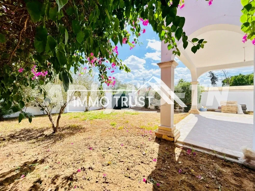 Villa S+4 avec jardin à La Soukra