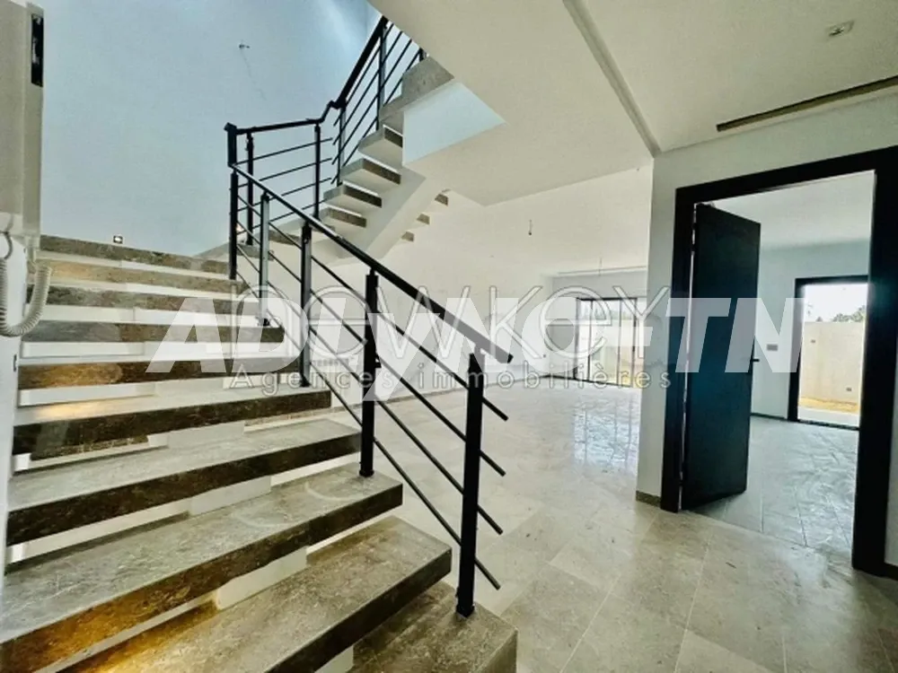 Un Duplex Neuf S+3 à vendre à La Soukra