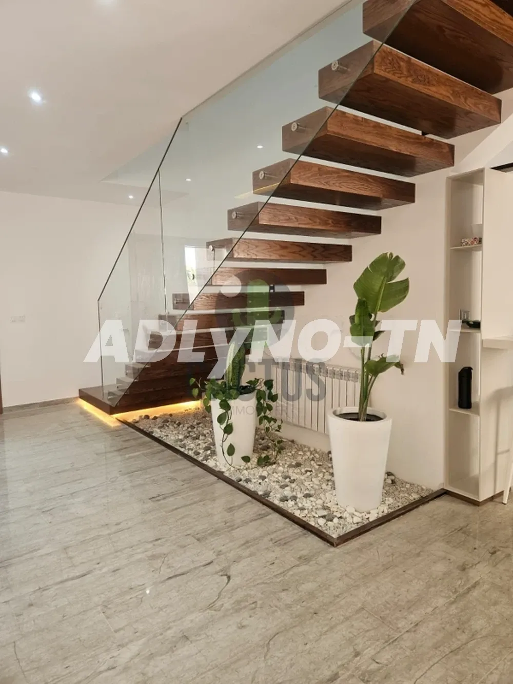 À vendre : Villa de 275 m² sur un terrain de 205 m² à Beni Khiar .