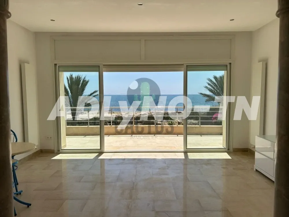 À vendre : Villa pieds dans l'eau sur un terrain de 779m² à Jinene Beni Khiar