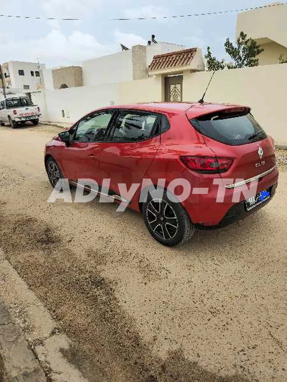 Clio 4 dynamique 1 er main modele 08/2015 154000 km certifiee avec carnet d entretient chaque entretient a l apuie 5 cv 4 cylindre moteur symbol tt options climatiseur electronic en marche abs fermiture central bouton start/stop ecranc tactil retrovisurs 