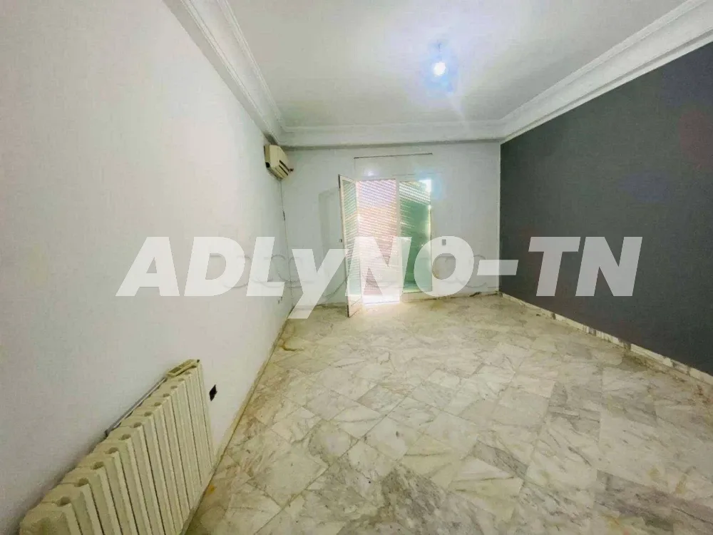 A vendre joli appartement S2 à Ennasr 2 De superficie 110 m2 TF Se compose d'un salon avec balcon, une chambre à coucher avec dressing,une chambre d'enfant,avec dressing,une cuisine avec séchoir,une salle d'eau,une salle de bain,chauffage centrale,pkgss.