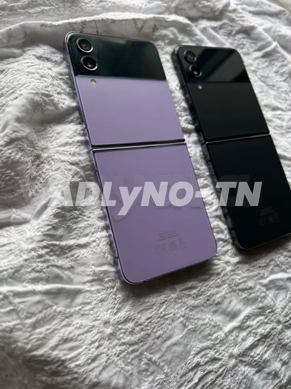 Samsung Z Flip 4 Noire et Violet 128/8g ram état 100% neuf très peu servi importé de l'Europe officiel validé sur sajalni aucun défaut jamais réparé avec son câble et facture boutique prix pièce 1450dt Tel 20172643