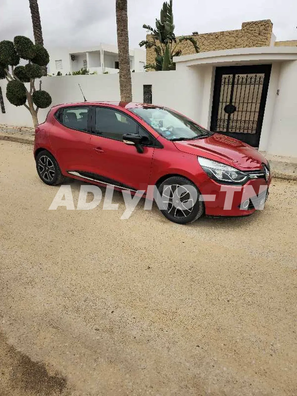 Clio 4 dynamique 1 er main modele 08/2015 154000 km certifiee avec carnet d entretient chaque entretient a l apuie 5 cv 4 cylindre moteur symbol tt options climatiseur electronic en marche abs fermiture central bouton start/stop ecranc tactil retrovisurs 