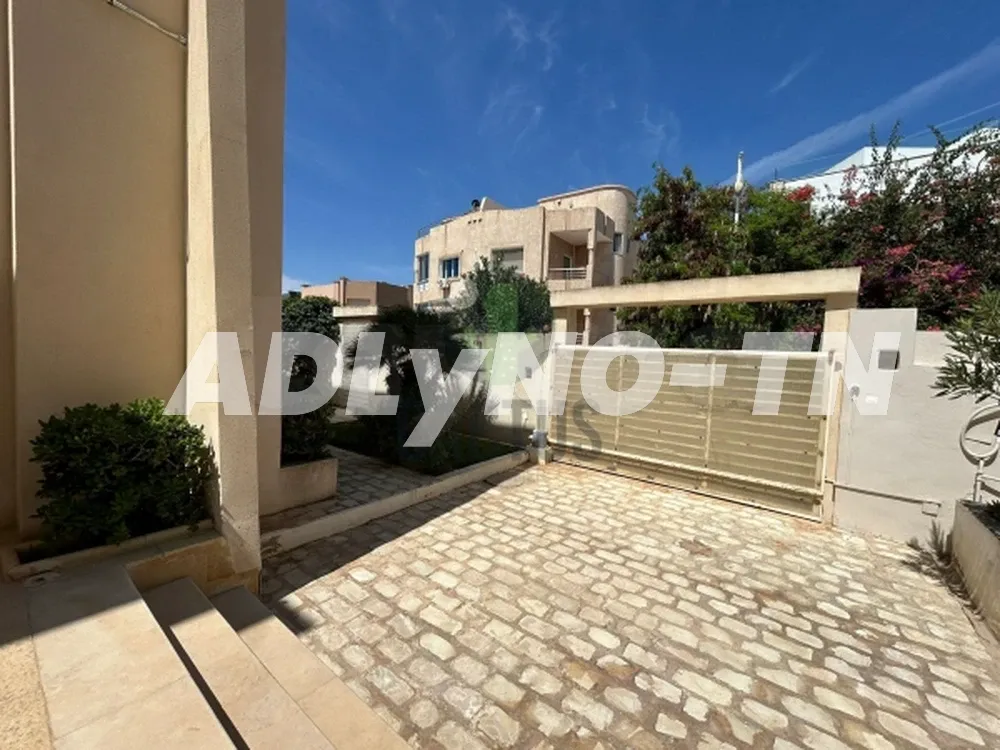 À vendre : Villa pieds dans l'eau sur un terrain de 779m² à Jinene Beni Khiar