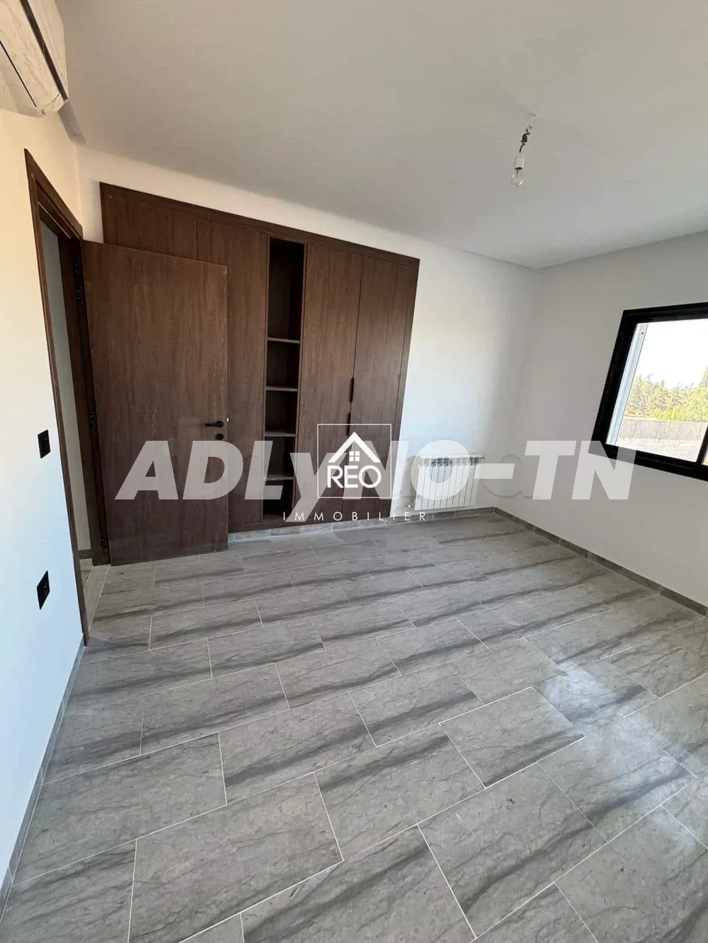 A vendre : Un duplex situé à La Soukra, réparti sur deux étages