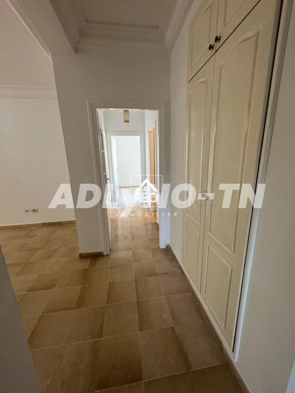 A Vendre : Un appartement S+2, Situé à Cité Wahat